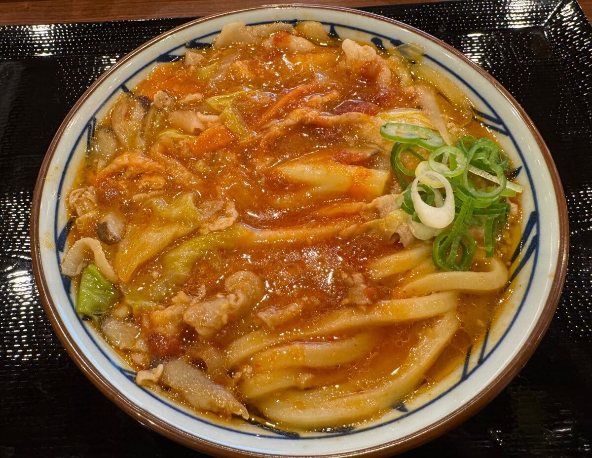 馴染ませて食べ進めると最高の味わいに（丸亀製麺「俺たちのトマト豚汁うどん」）