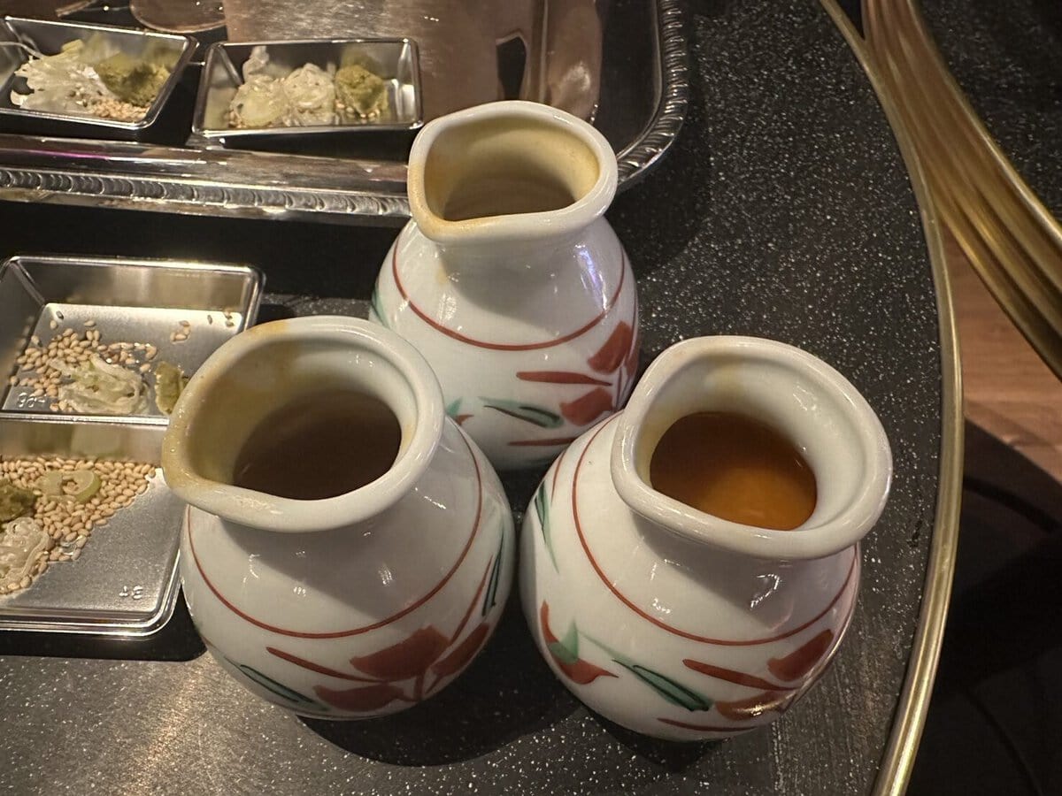 黄金からすみ蕎麦（蕎⻨饂飩と焼鳥 繋匠）のエビ出汁