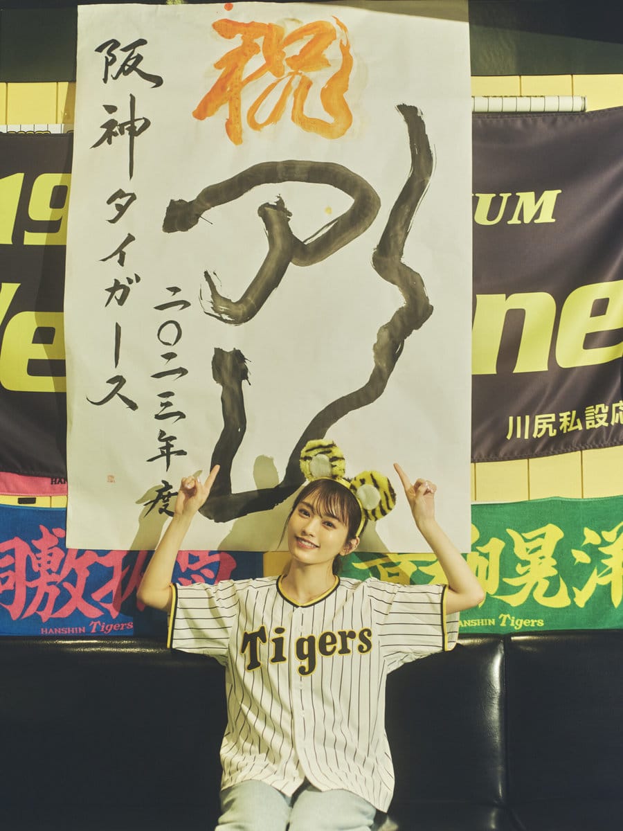 【阪神タイガース】“勝利の女神”山本彩、日本一に歓喜！ファンが集うスポーツバーで「六甲おろし」熱唱!?