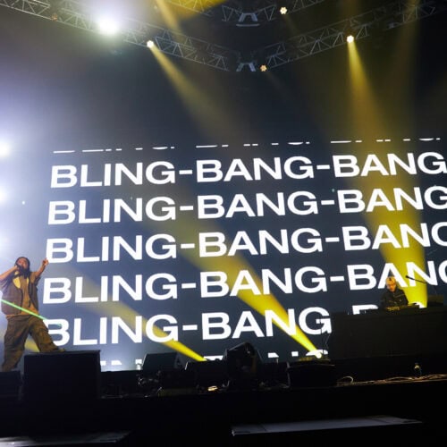 「Bling-Bang-Bang-Born」ほか全8曲を披露したCreepy Nuts