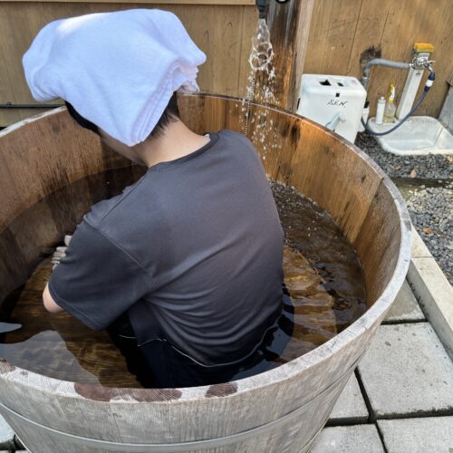 山ならではの冷たい水でざぶんと体を冷やす