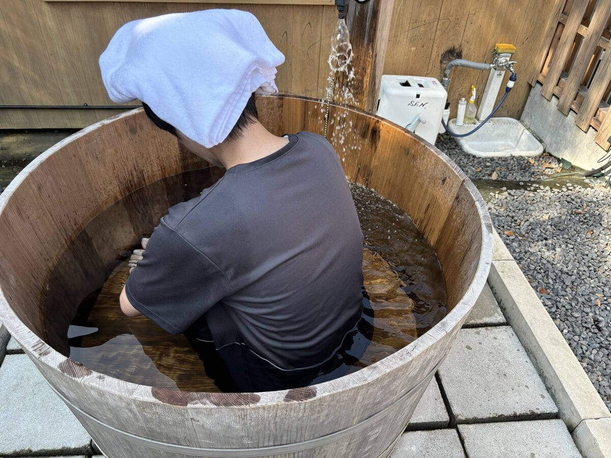 山ならではの冷たい水でざぶんと体を冷やす