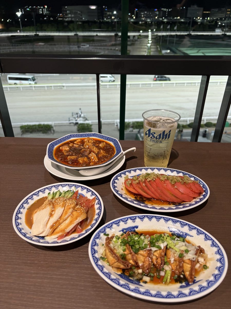 目の前にはレース場が広がっているので、個室でのんびり料理を味わいながら、馬たちの活躍を見届けることができる