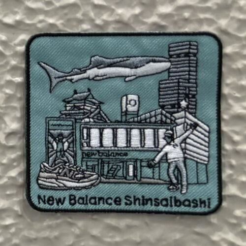 大阪の観光名所などを散りばめている「New Balance Shinsaibashi」と書かれたワッペン