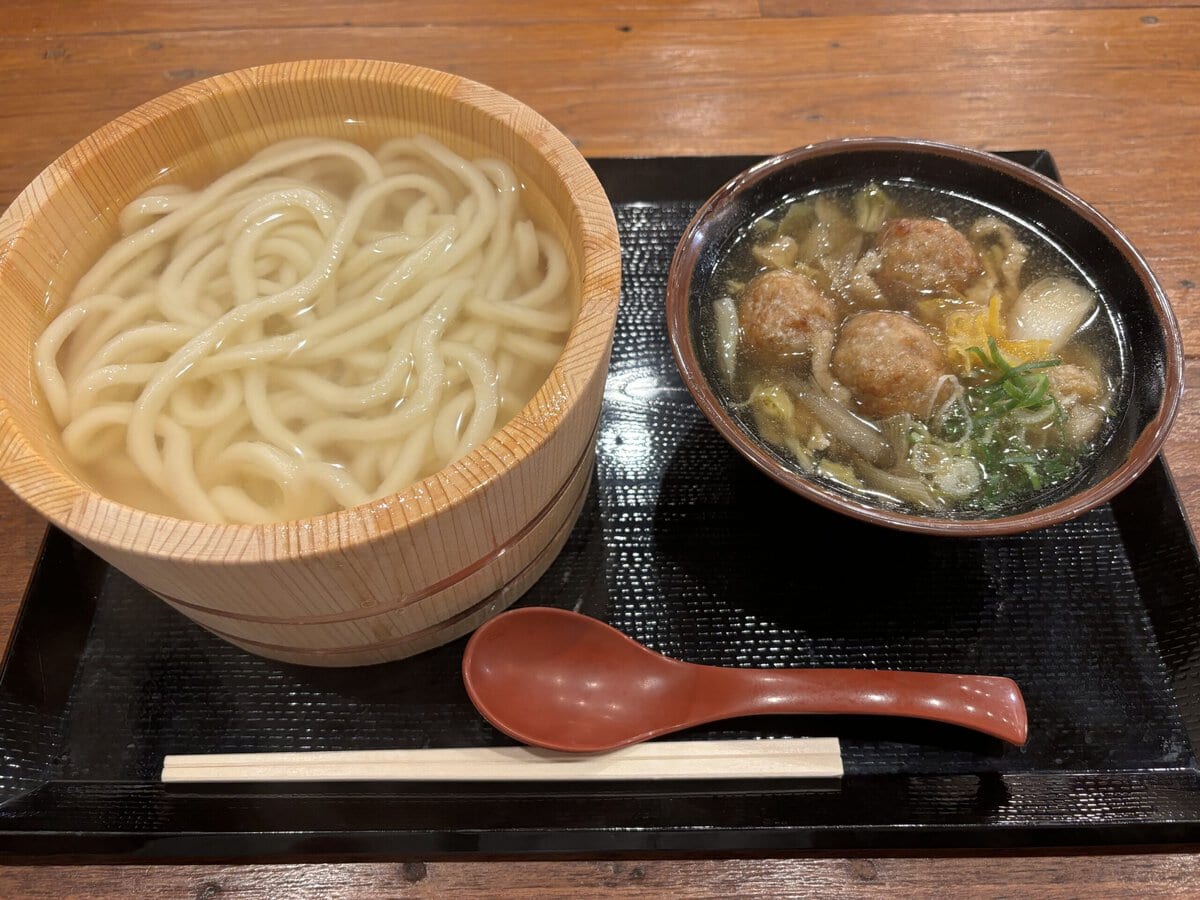 丸亀製麵“初”のご当地企画「わがまち釜揚げうどん47」　【東京都】江戸前！塩ちゃんこつけ汁