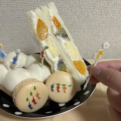 「ピクミン お花のドーナツ（バナナミルク味）」にフードピックを刺してみた