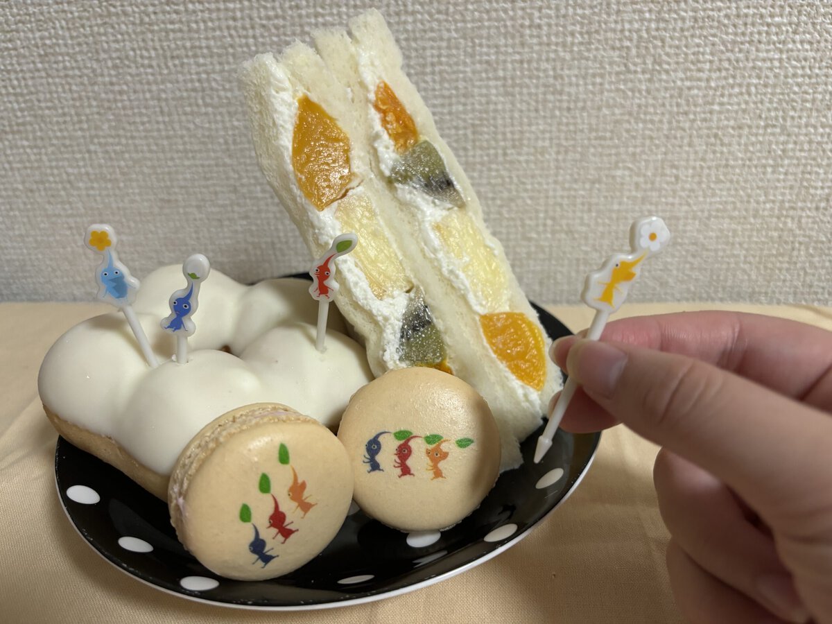 「ピクミン お花のドーナツ（バナナミルク味）」にフードピックを刺してみた