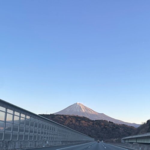 富士山を正面に眺めながらの東名高速ドライブ