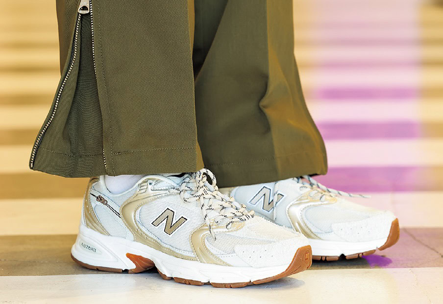 atmos pink flagship Harajuku ショップスタッフの川口紗南さんがいまおススメするスニーカー New Balance／MR530TGB　