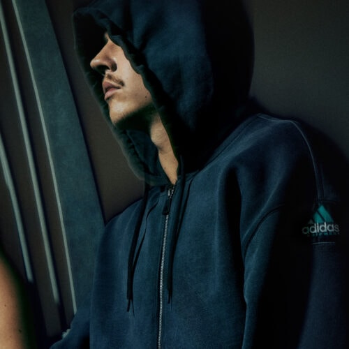 2025 年春夏シーズンの adidas Equipment コレクションを鮮やかに魅せるダイナミックなキービジュアルは、世界最先端の音楽が響く都市のひとつ、ストックホルムで撮影。