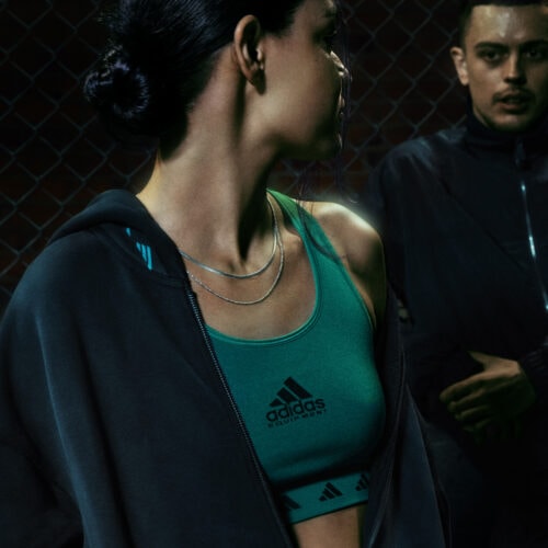 1991 年に誕生した adidas Equipmentは、「本質の追究。必要なのはそれだけ。」をコンセプトに掲げ、シンプルで機能的、そしてパフォーマンスを重視したシルエットを生み出すという、アディダスの創始者アディ・ダスラーの基本理念に基づいたコレクションだ。