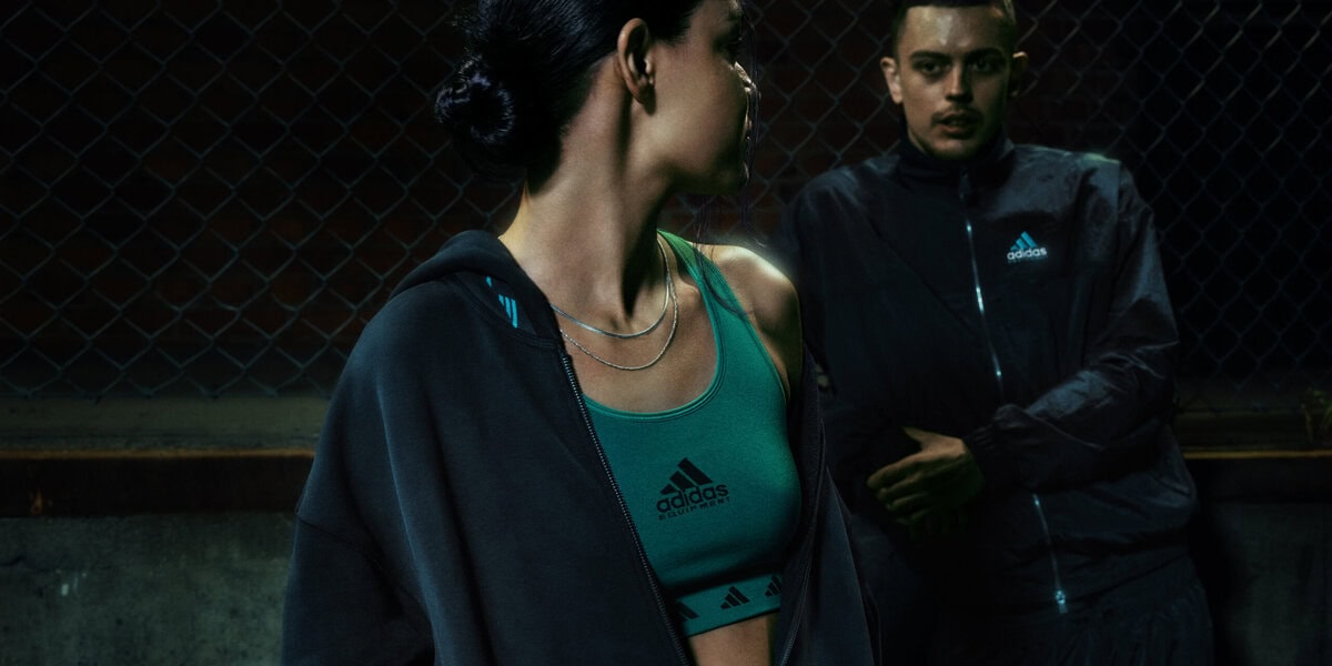 1991 年に誕生した adidas Equipmentは、「本質の追究。必要なのはそれだけ。」をコンセプトに掲げ、シンプルで機能的、そしてパフォーマンスを重視したシルエットを生み出すという、アディダスの創始者アディ・ダスラーの基本理念に基づいたコレクションだ。