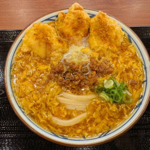 「丸亀製麺、冬の新作があったまるし美味しいし最高」新作「鶏天ふわ玉カレーうどん」や人気の季節限定うどんは冬の旨味たっぷり！グルメライターが3種を食べ比べ