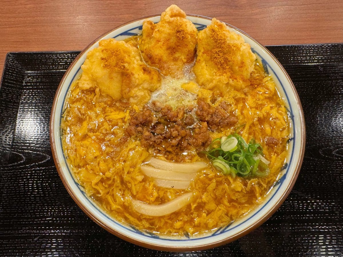 「丸亀製麺、冬の新作があったまるし美味しいし最高」新作「鶏天ふわ玉カレーうどん」や人気の季節限定うどんは冬の旨味たっぷり！グルメライターが3種を食べ比べ