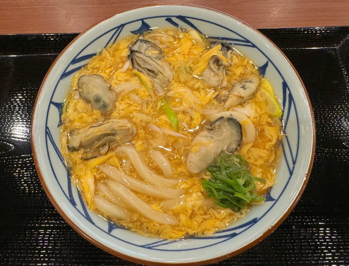 「丸亀製麺、冬の新作があったまるし美味しいし最高」新作「鶏天ふわ玉カレーうどん」や人気の季節限定うどんは冬の旨味たっぷり！グルメライターが3種を食べ比べ