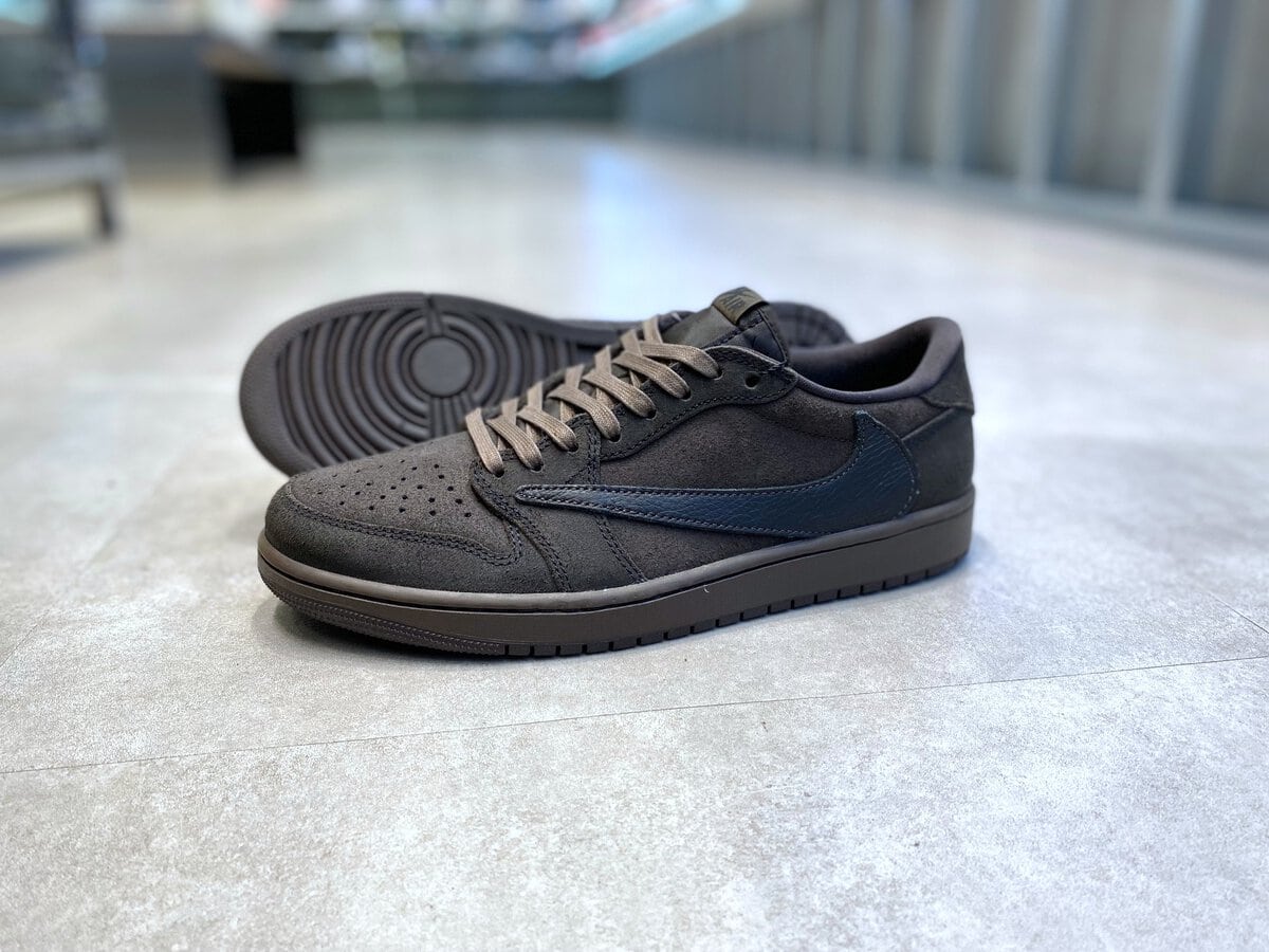 Travis Scott × Nike（トラヴィススコット × ナイキ）のエア ジョーダン 1 ロー OG SP "ベルベットブラウン アンド ダークモカ"