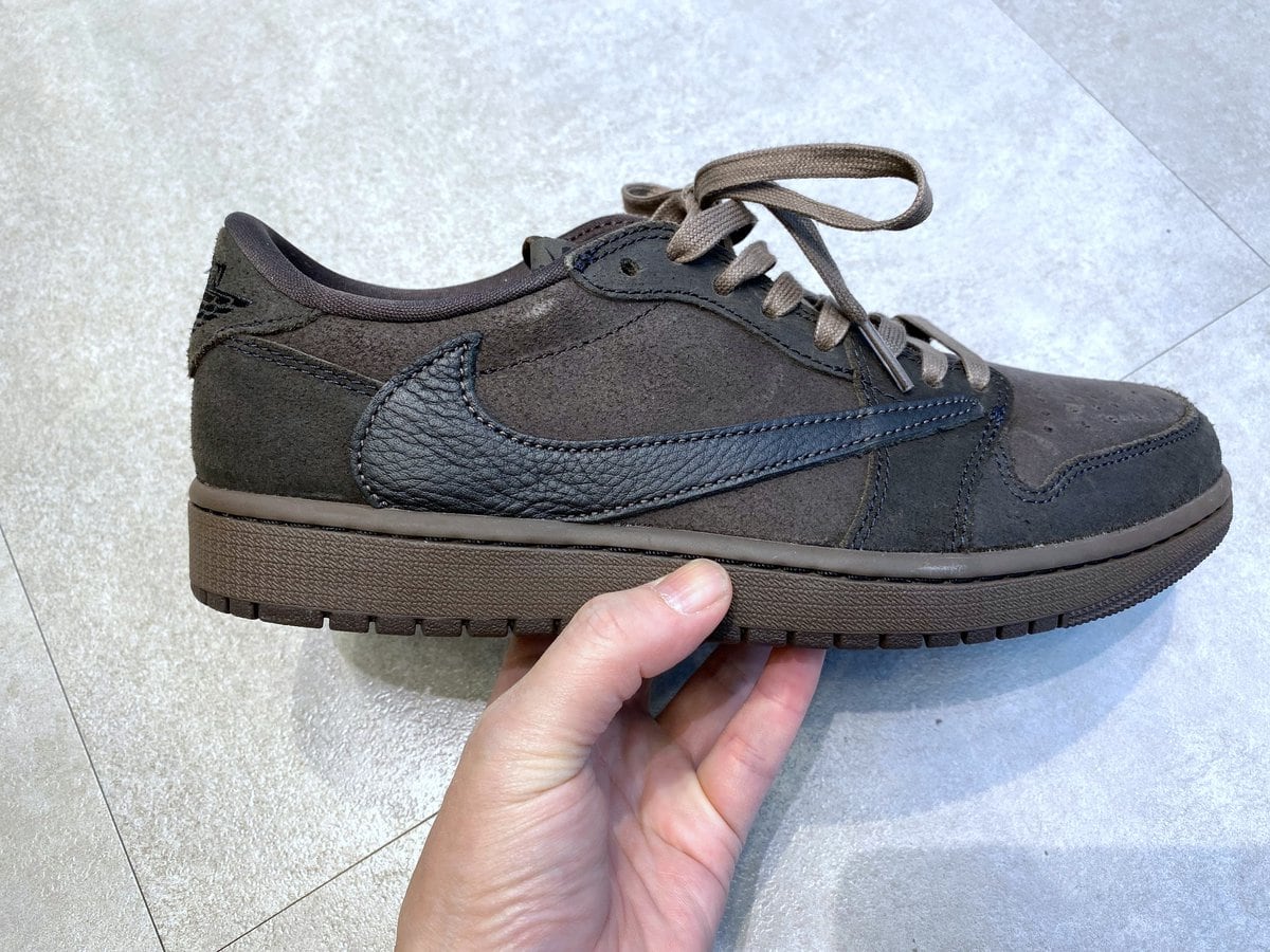 Travis Scott × Nike（トラヴィススコット × ナイキ）のエア ジョーダン 1 ロー OG SP "ベルベットブラウン アンド ダークモカ"