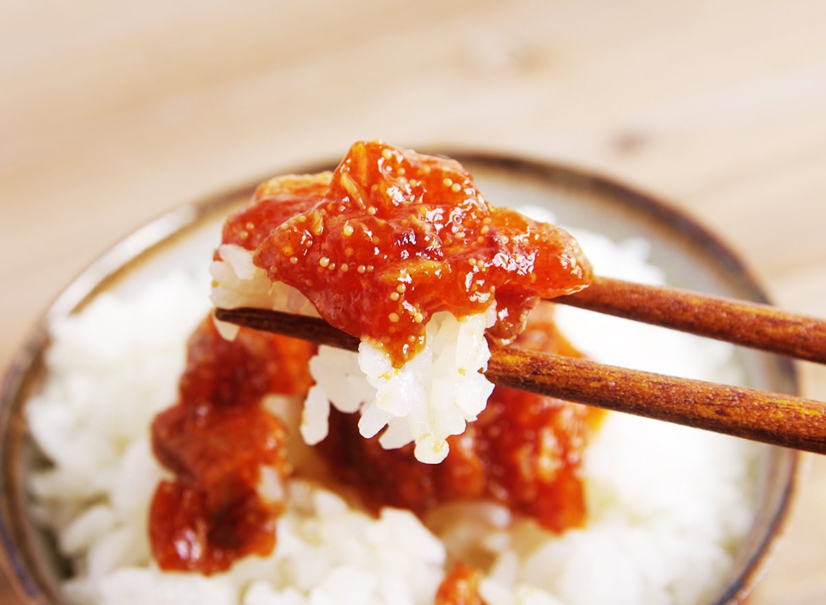 ご飯のお供「愛知丸が釣ったまぐろと明太子のごはんじゅれ」をご飯とともに