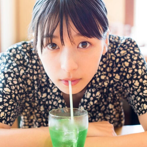 女優・鳴海唯の1st写真集『Sugarless』