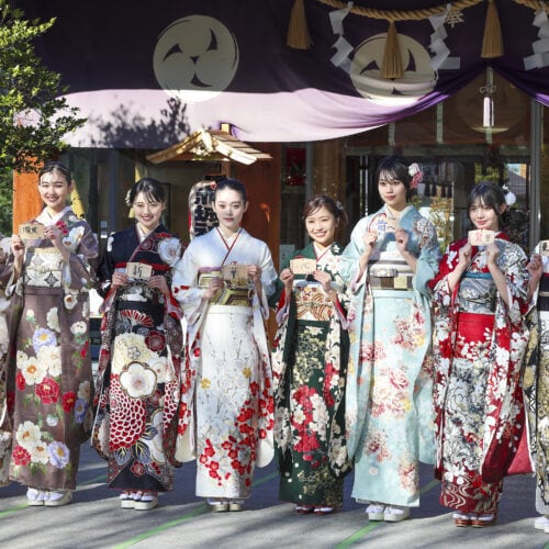 1月に赤城神社にて行われたエイベックス所属俳優・モデル・タレント8名による新春参拝＆晴れ着お披露目会の様子