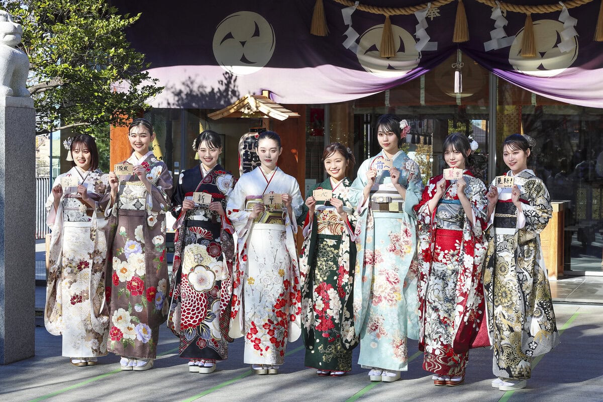 1月に赤城神社にて行われたエイベックス所属俳優・モデル・タレント8名による新春参拝＆晴れ着お披露目会の様子