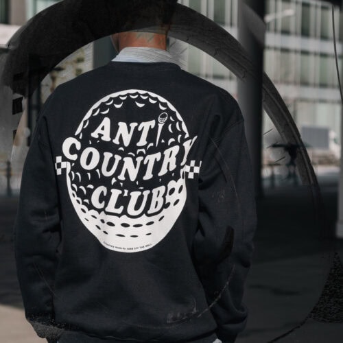 アクションスポーツフットウェア＆アパレルブランドのVANSは、ANTi COUNTRY CLUB TOKYOとの初のコラボレートコレクションを2025年2⽉28⽇（⾦）に先⾏販売、3⽉1⽇（⼟）より⼀般販売する。