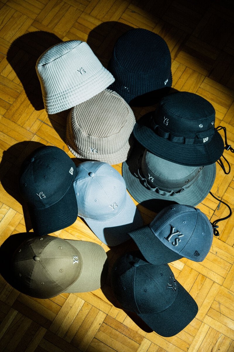 Y’s（ワイズ）とNew Era®（ニューエラ）による2025年春夏コレクションがリリースする。