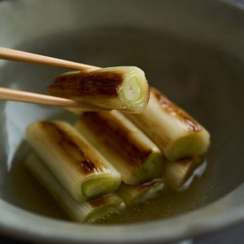 KANOSALA「焼きネギのマリネ」サラダの盛りつけ