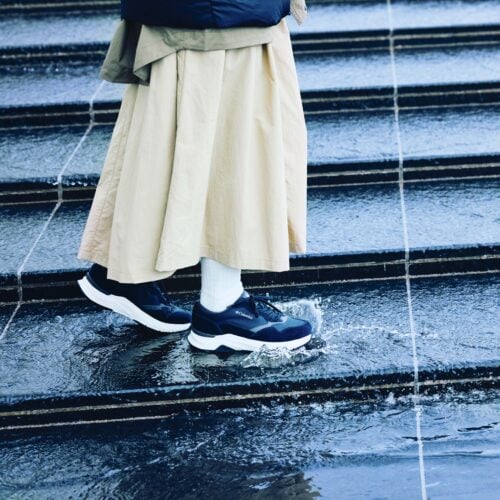 “濡れない、蒸れない。”シューズの内部環境を快適に保つ防水透湿機能・オムニテックの採用や、幅広いコーディネートに合わせやすいデザインと、見どころ満載な本作。