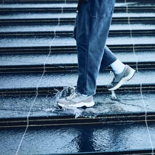雨などの水の侵入を防ぐとともに、激しい運動によって生まれる汗や水蒸気を効率よく排出し、シューズ内を快適に保つブランド独自の防水透湿機能・オムニテックを新たに搭載。