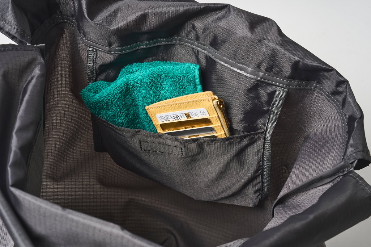 たたんで収納する部分は、バッグ時は内ポケットとして使える