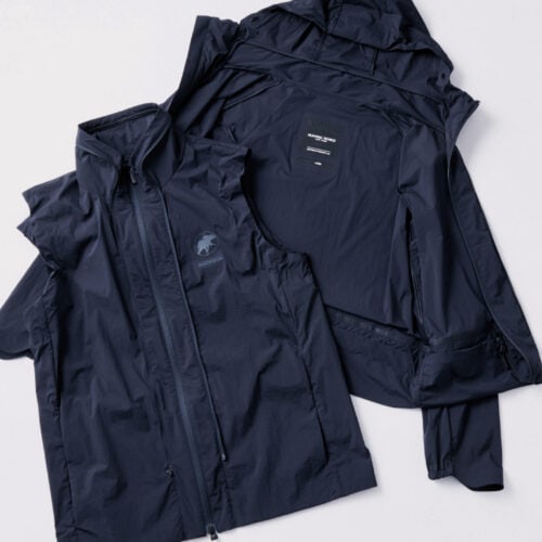 その中でも「TRANSFORM PACKABLE 2 in 1 JACKET」は、汎⽤性と携帯性を兼ね備えたハイブリッドモデル。軽量でドライタッチな「DRY NYLON STRETCH TAFFETA」を採⽤し、アウタージャケットとインナーベストを独⾃のジッパーシステムで組み合わせた 2 in 1 仕様となっている。