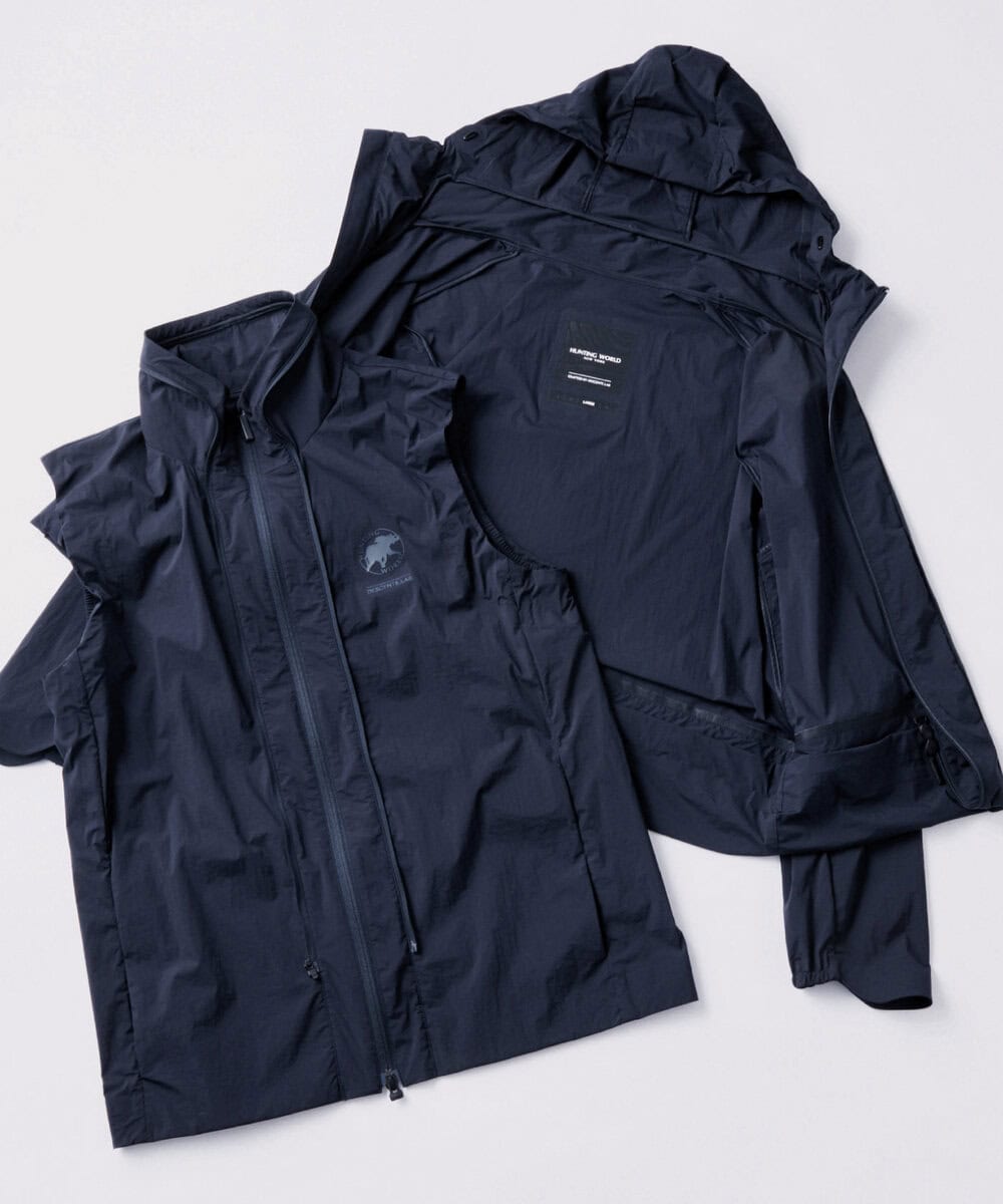 その中でも「TRANSFORM PACKABLE 2 in 1 JACKET」は、汎⽤性と携帯性を兼ね備えたハイブリッドモデル。軽量でドライタッチな「DRY NYLON STRETCH TAFFETA」を採⽤し、アウタージャケットとインナーベストを独⾃のジッパーシステムで組み合わせた 2 in 1 仕様となっている。