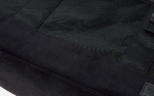 特徴的なコンビ素材で撥水加工が施されているアントラックのビジネストート