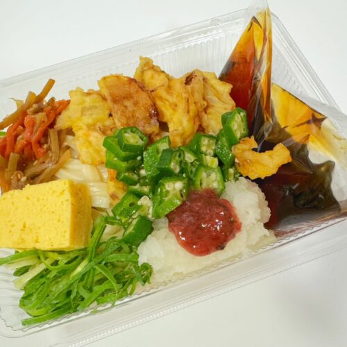 「丸亀製麺のワンコイン“丸亀うどん弁当”がすごかった」累計4,500万食突破の大人気シリーズ春の新作！初夏を感じるうどん弁当の味わいは？