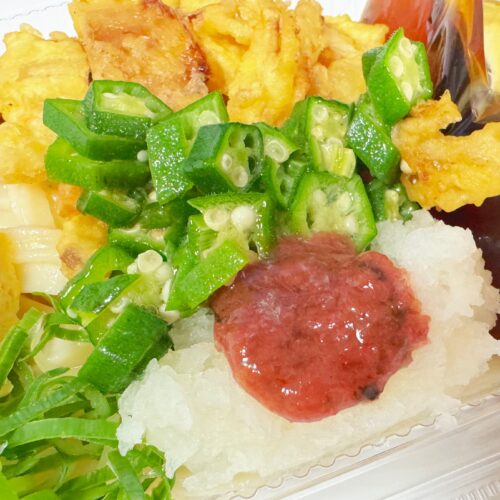 定番のおかずにたっぷりと梅・オクラ・大根おろしがトッピング