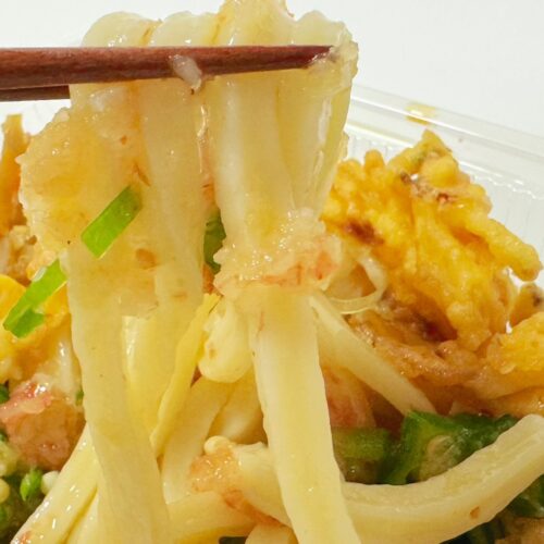 冷たいうどんに梅おろしが絡む！