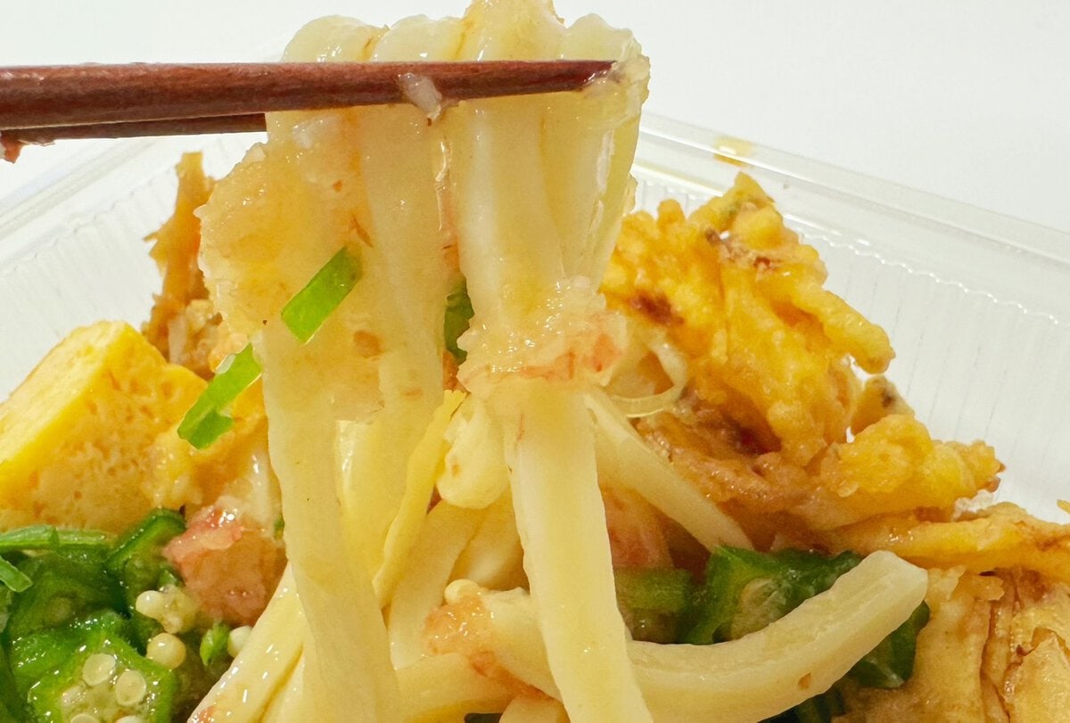 冷たいうどんに梅おろしが絡む！