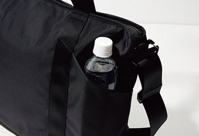 サイドには500ml のペットボトルが すっぽりと収まる ポケットがある、ザ・ノース・フェイスのビジネストート