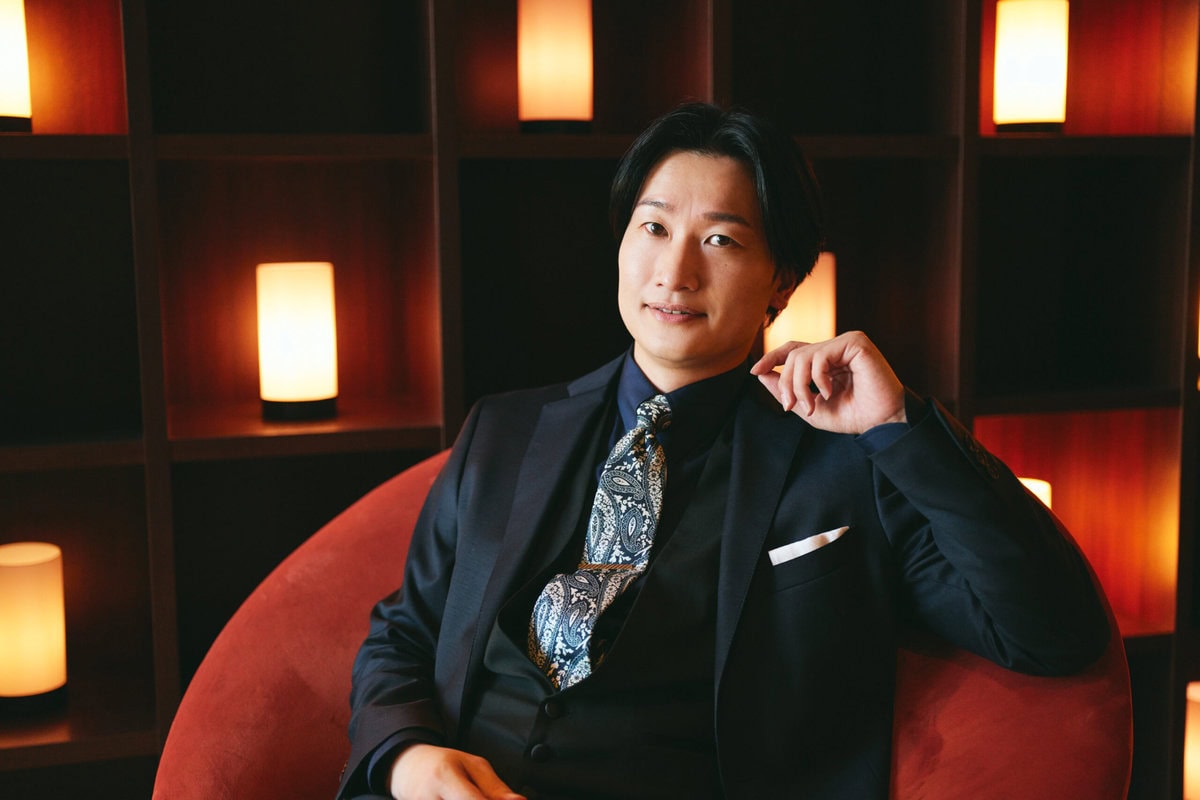 Prime Videoで独占配信される『バチェラー・ジャパン』シーズン6　新スタジオMCに就任した山添 寛さん（相席スタート）