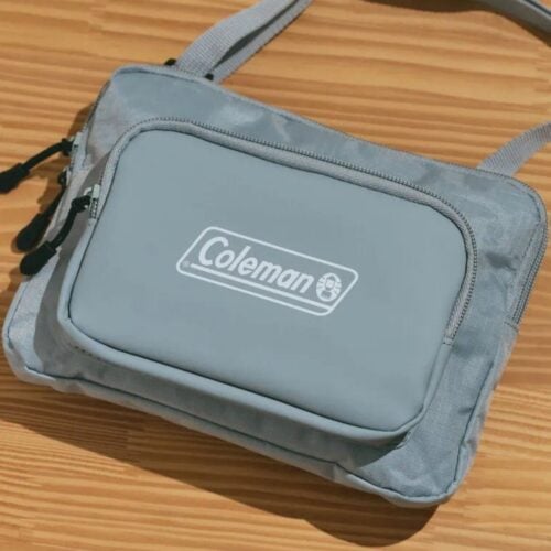 「コールマンのミニショルダーバッグが驚きの収納力だった…」2層式で使いやすい！フォトグラファーが実際に使ってみた【smart7月号特別付録】