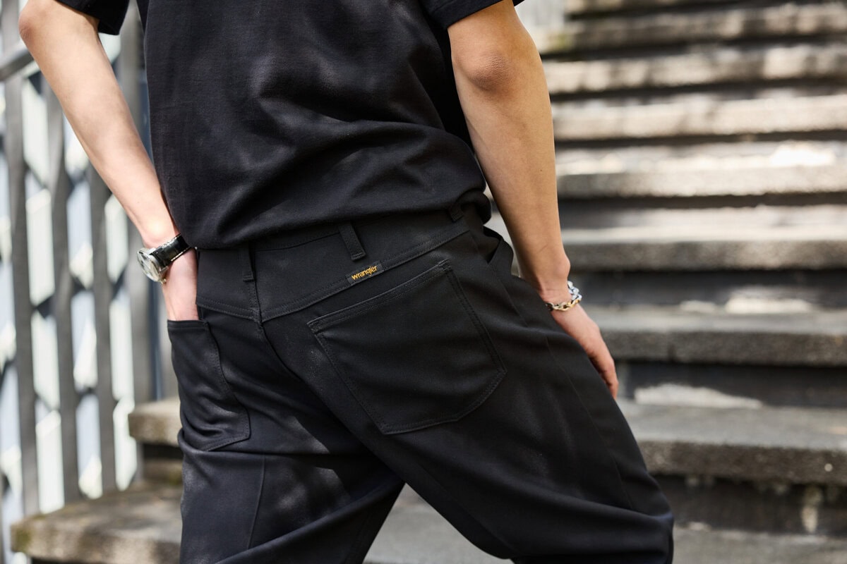 Wrangler（ラングラー）×ARKnets（アークネッツ）によるMIDDLE RISE WRANCHER DRESSがリリースする。美脚効果が増したWranglerの名品ドレスパンツだ。