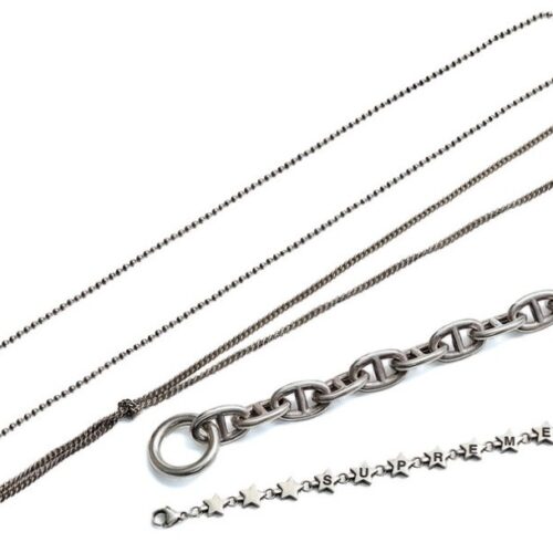 シルバーアクセサリーのネックレスとブレスレット