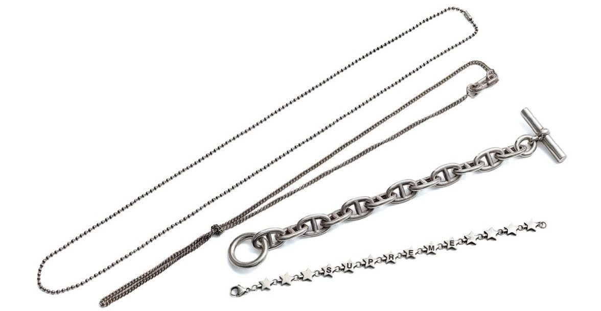 シルバーアクセサリーのネックレスとブレスレット