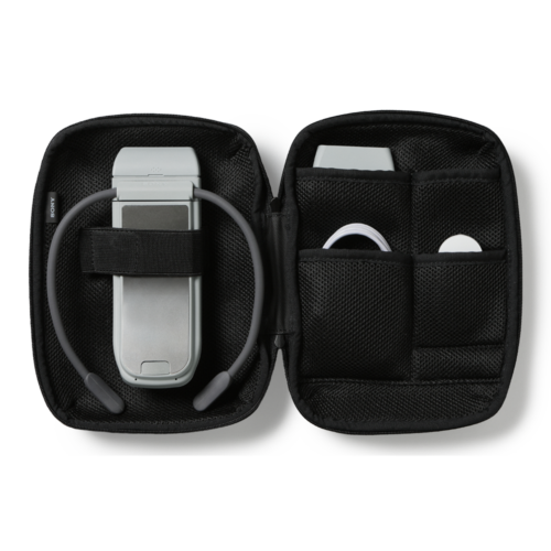 『REON POCKET PRO』のサイズに合わせて設計された専用ケースを、新たに発売。本体を差しこむホルダーに長さ調節が可能なベロクロテープを採用しているため、従来モデルの収納にも使用可能。