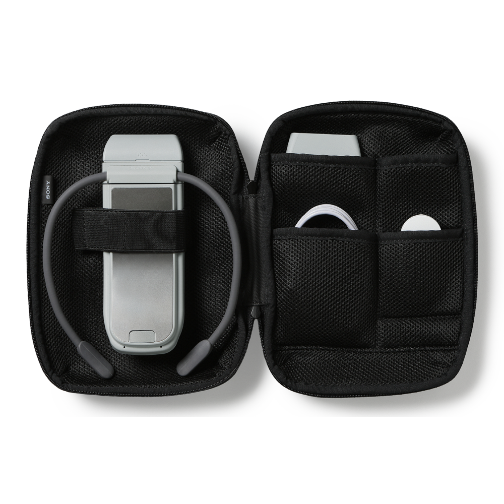 『REON POCKET PRO』のサイズに合わせて設計された専用ケースを、新たに発売。本体を差しこむホルダーに長さ調節が可能なベロクロテープを採用しているため、従来モデルの収納にも使用可能。