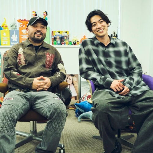 アツい男の友情で結ばれた俳優・大東駿介（写真右）とスタイリスト・服部昌孝の偏愛マシン談義、スタート！