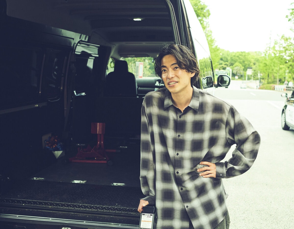 「俳優・大東駿介が愛車ハイエースを公開」キャンプ仕様でまだカスタムは2割程度？“自分に最も合う車”を愛でる日々を語る