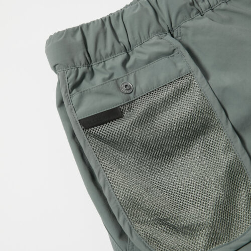 「H/SSHIRT」は左脇ポケット、「HALF PANTS」は右脇ポケット内に外側へ出すことも可能なメッシュポケットを内蔵している。収納⼒の向上に加えて、濡れた持ち物の収納に最適なメッシュポケットがさまざまなシーンで活躍する。