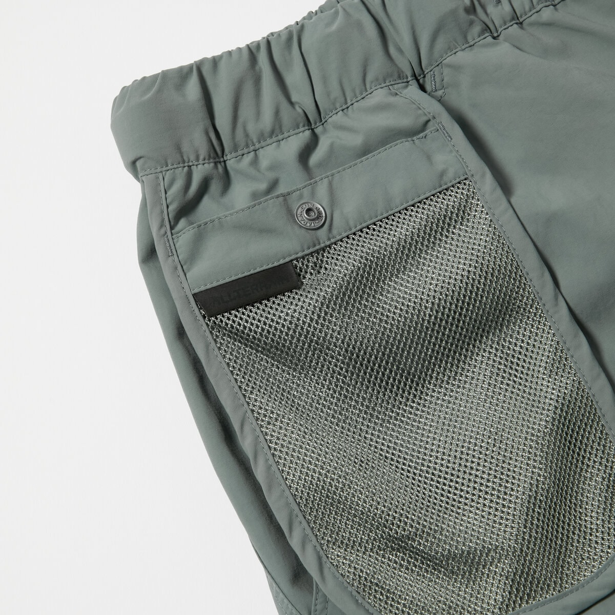 「H/SSHIRT」は左脇ポケット、「HALF PANTS」は右脇ポケット内に外側へ出すことも可能なメッシュポケットを内蔵している。収納⼒の向上に加えて、濡れた持ち物の収納に最適なメッシュポケットがさまざまなシーンで活躍する。